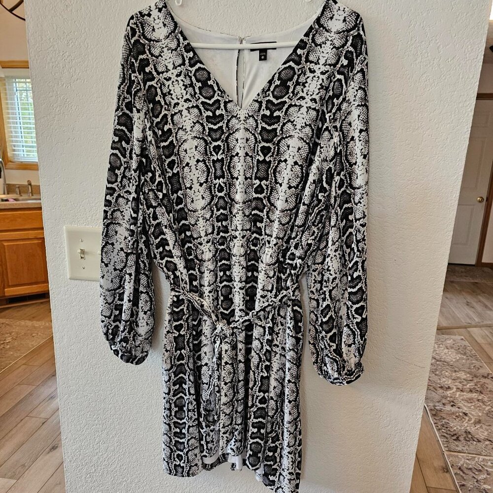 EXPRESS Women XL Animal Print Dress Black Gray White Long Sleeve Elastic Waist